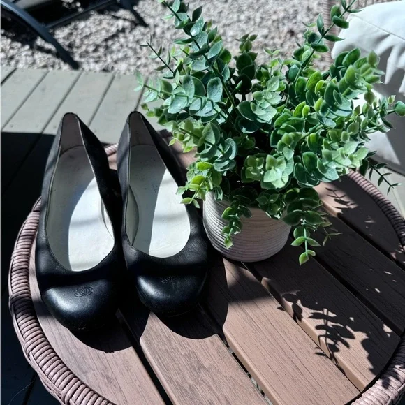 CHANEL LEATHER BALLET FLATS - Picture 3 of 7